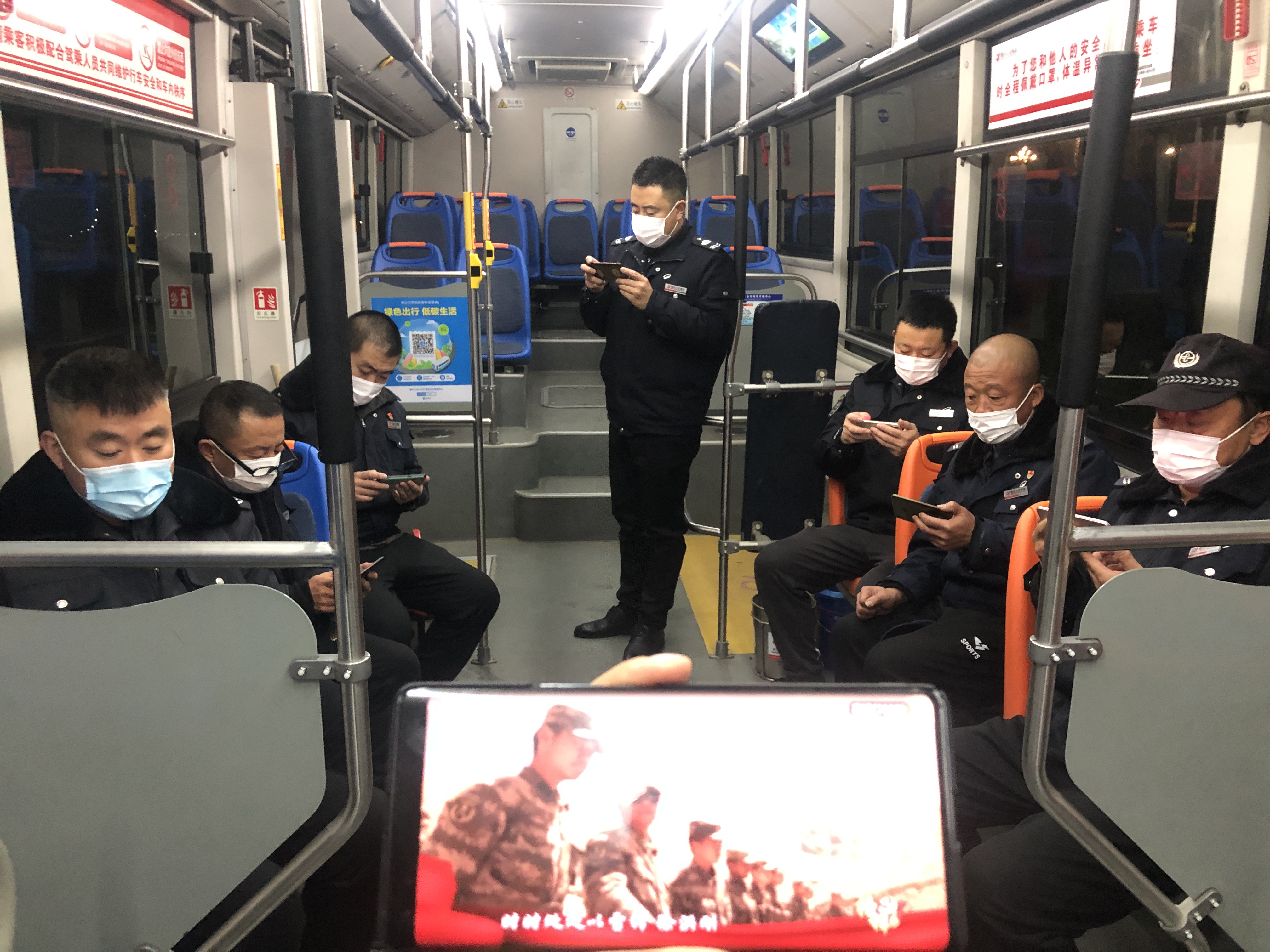 煙臺公交集團組織全體黨員學(xué)習收看《榜樣6》建黨100周年特別節目